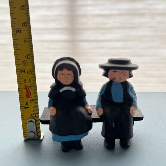 Vintage John Wright Cast Iron Amish on Bench - paper weight - Picture 3 of 6